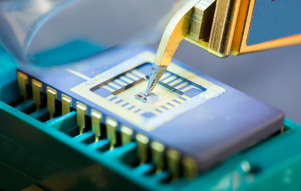 Um Seitenkanalangriffe zu erkennen und vorzubeugen, wird die elektromagnetische Abstrahlung eines Chips gemessen.
